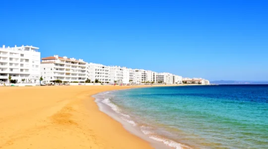 Vue panoramique du front de mer de Canet-en-Roussillon avec immeubles résidentiels blancs