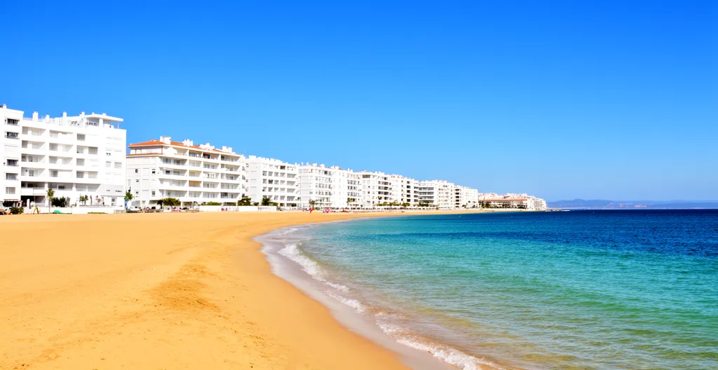 Vue panoramique du front de mer de Canet-en-Roussillon avec immeubles résidentiels blancs